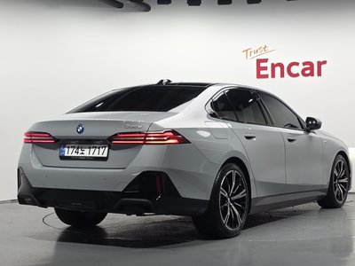 2025 BMW 5 SERIES photo 4