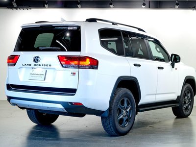 TOYOTA LAND CRUISER 300 - 8