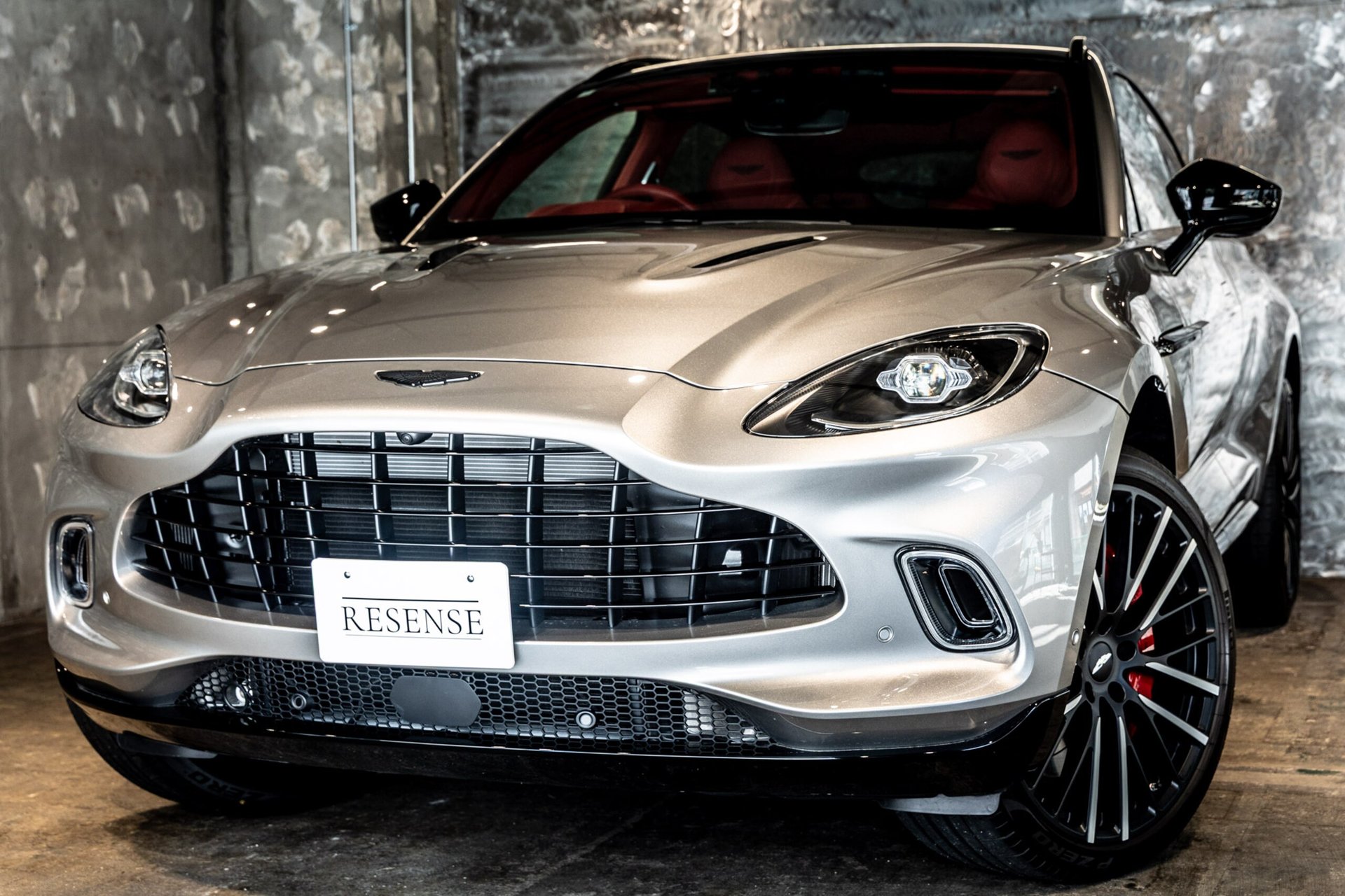 ASTON MARTIN DBX - View 1