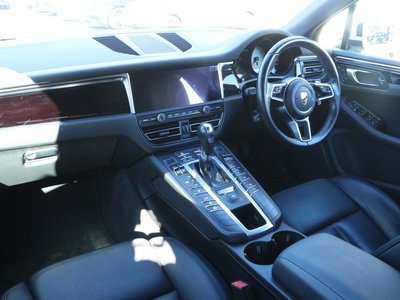 PORSCHE MACAN - 4