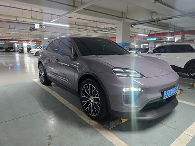 PORSCHE MACAN - 4