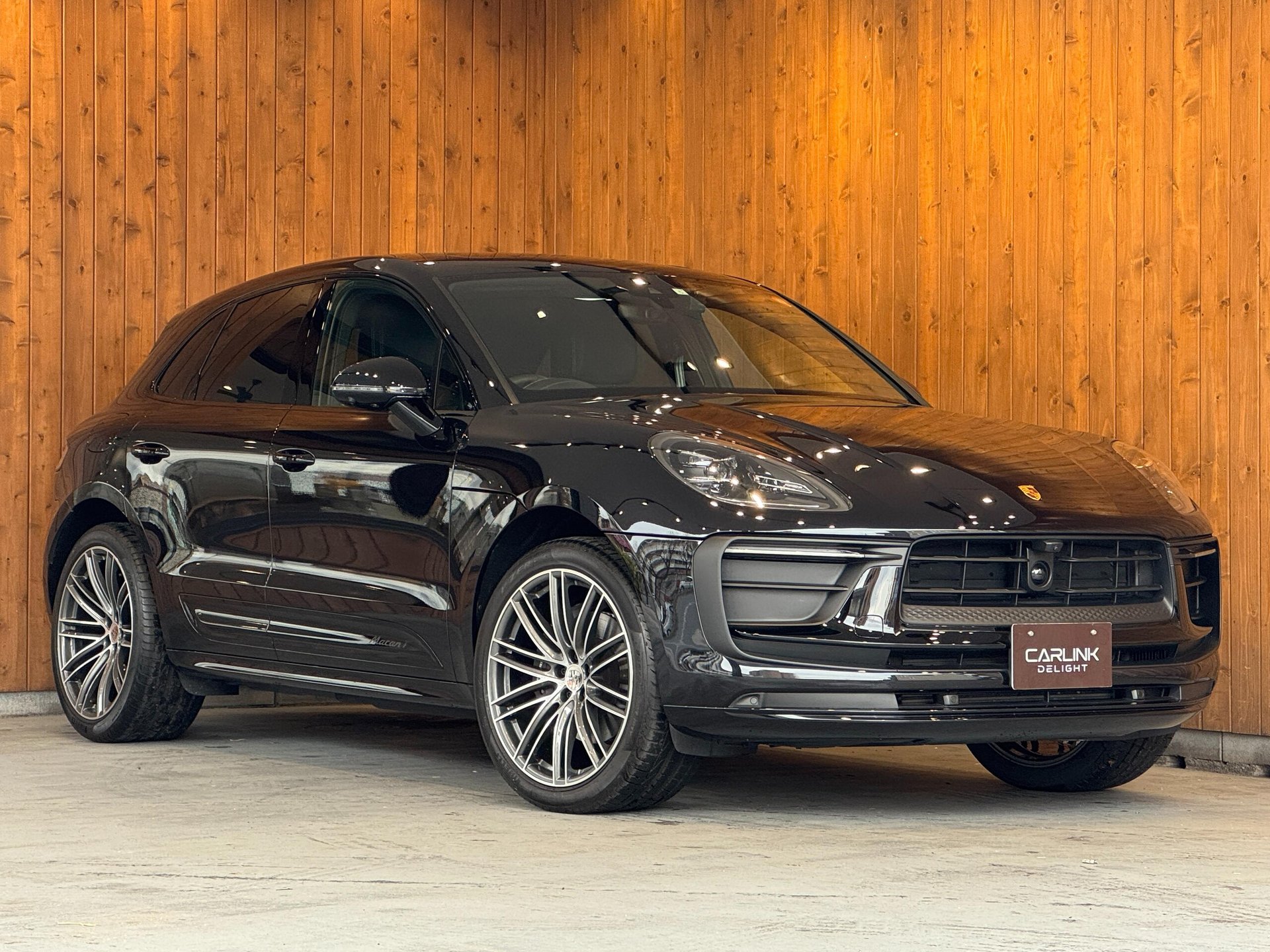 PORSCHE MACAN - View 1
