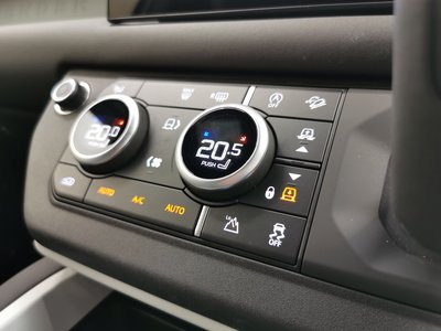 LAND ROVER DEFENDER - 10