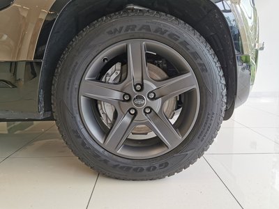 LAND ROVER DEFENDER - 9