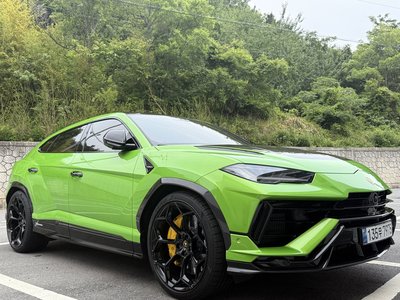 LAMBORGHINI URUS - 1