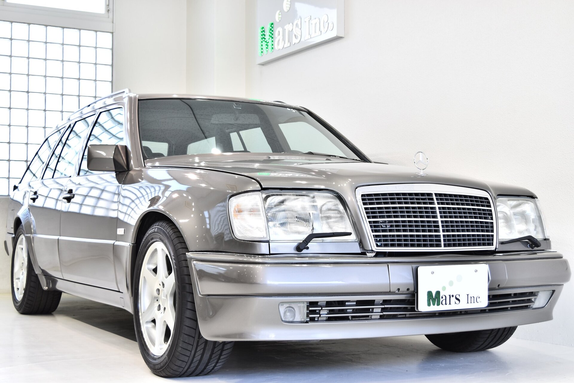 MERCEDES-BENZ MEDIUM-CLASS - View 1