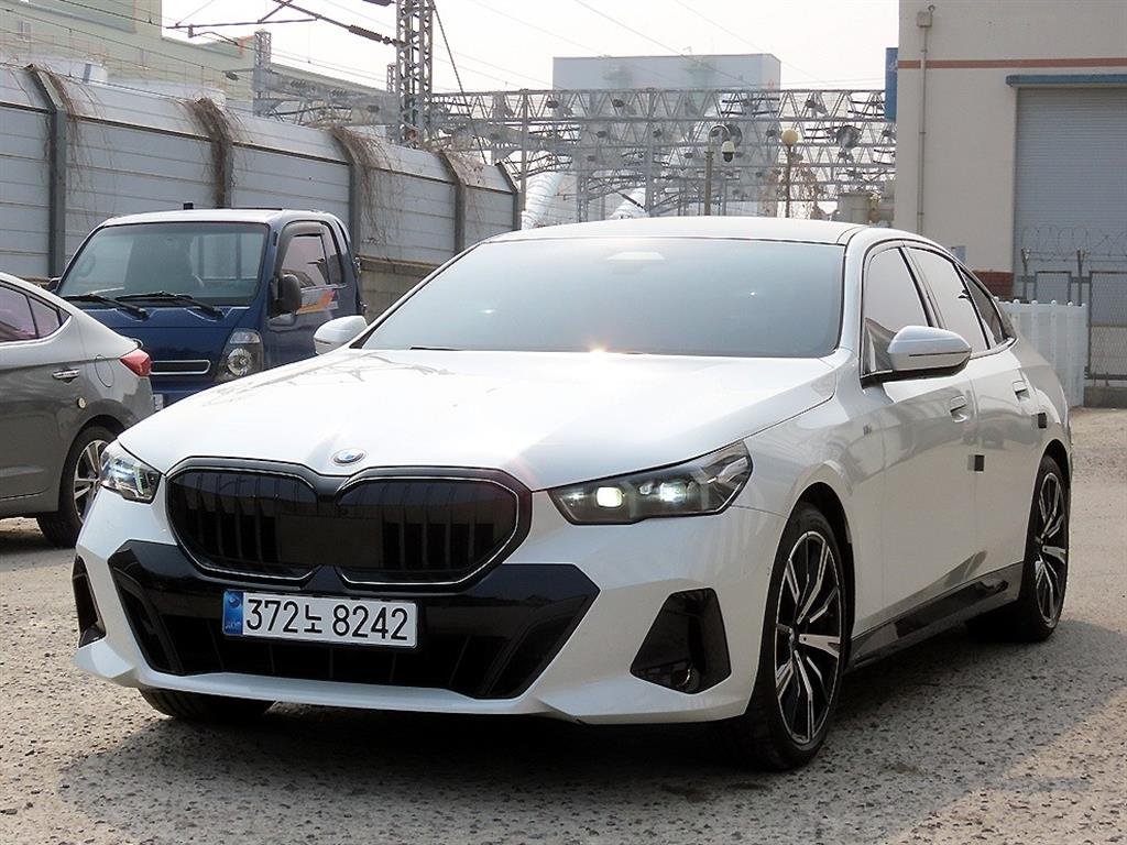 BMW 5 SERIES - View 1