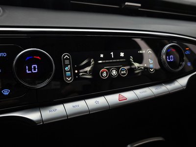 2022 Genesis GV70 — миниатюра 23