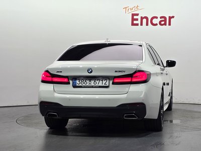 2022 BMW 5 SERIES — фото 4
