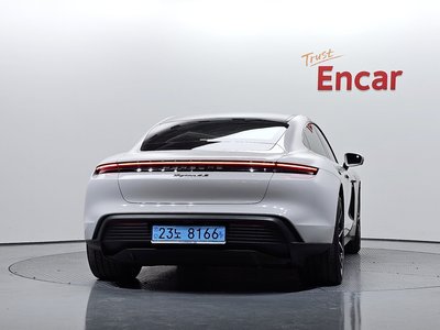 PORSCHE TAYCAN - 3