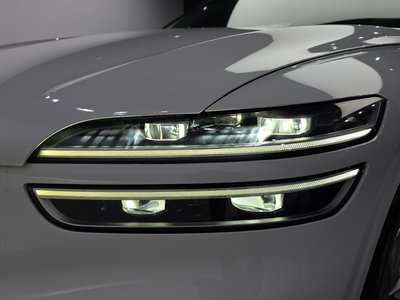 صورة 9 لـ 2023 Genesis GV70