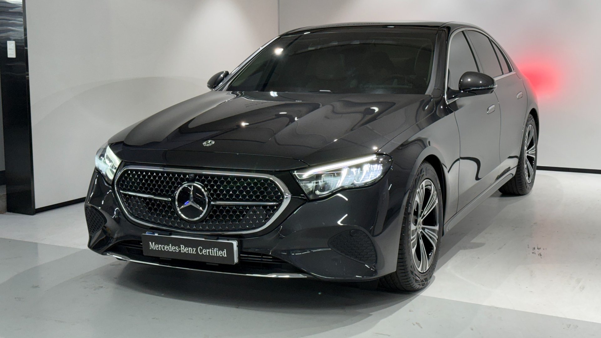 MERCEDES-BENZ E-CLASS - View 1