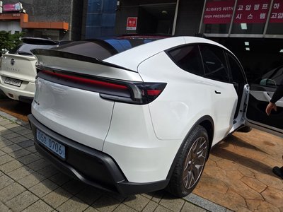 2026 Tesla MODEL Y photo 7