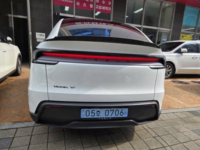 2026 Tesla MODEL Y photo 2