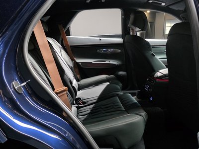 2021 Genesis GV70 — миниатюра 17