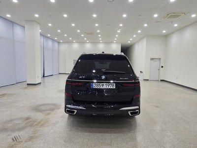2025 BMW X7 photo 3