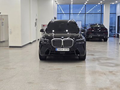 2025 BMW X7 photo 2