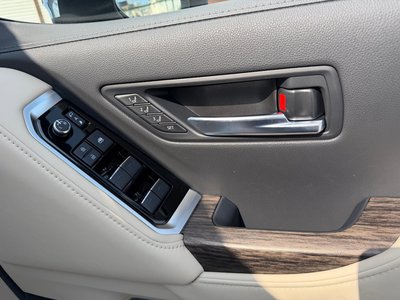 2025 Toyota LAND CRUISER 300 thumbnail 36