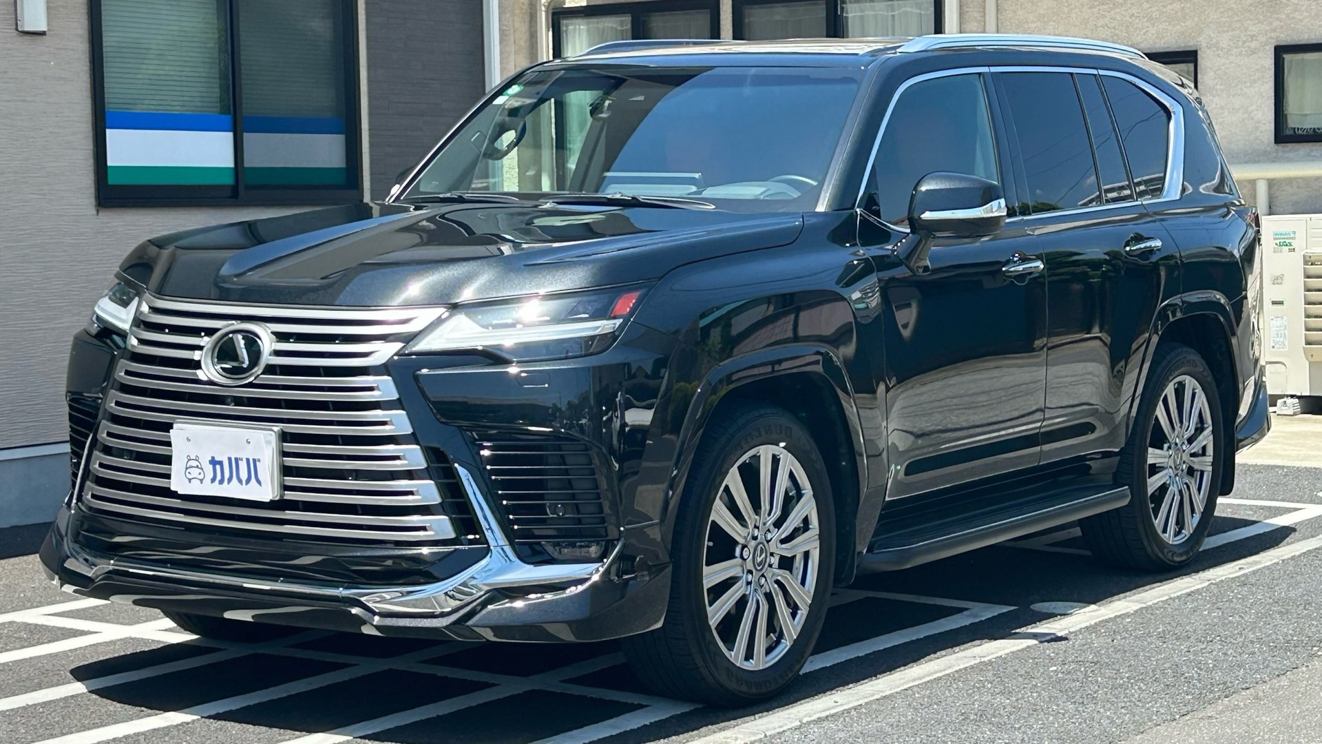 LEXUS LX - View 1