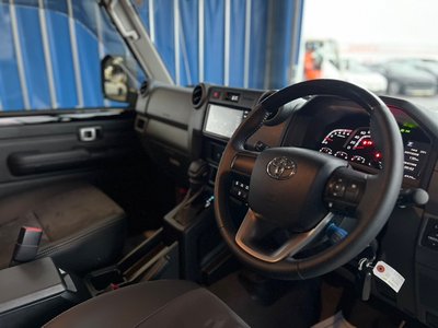 TOYOTA LAND CRUISER 70 - 7