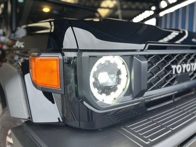 TOYOTA LAND CRUISER 70 - 5