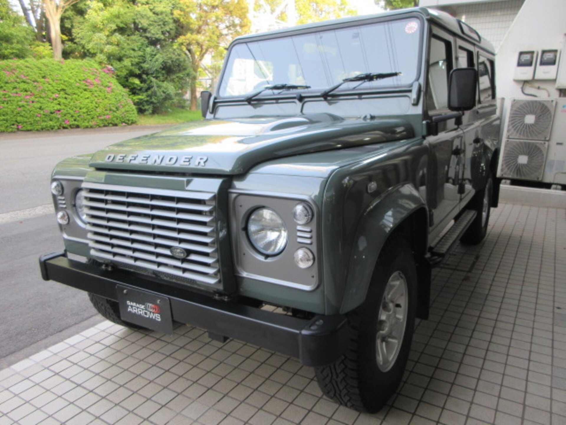 LAND ROVER DEFENDER - View 1