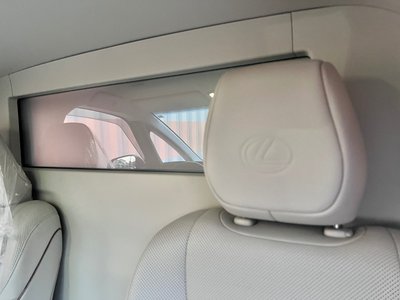 2024 Lexus LM — миниатюра 11