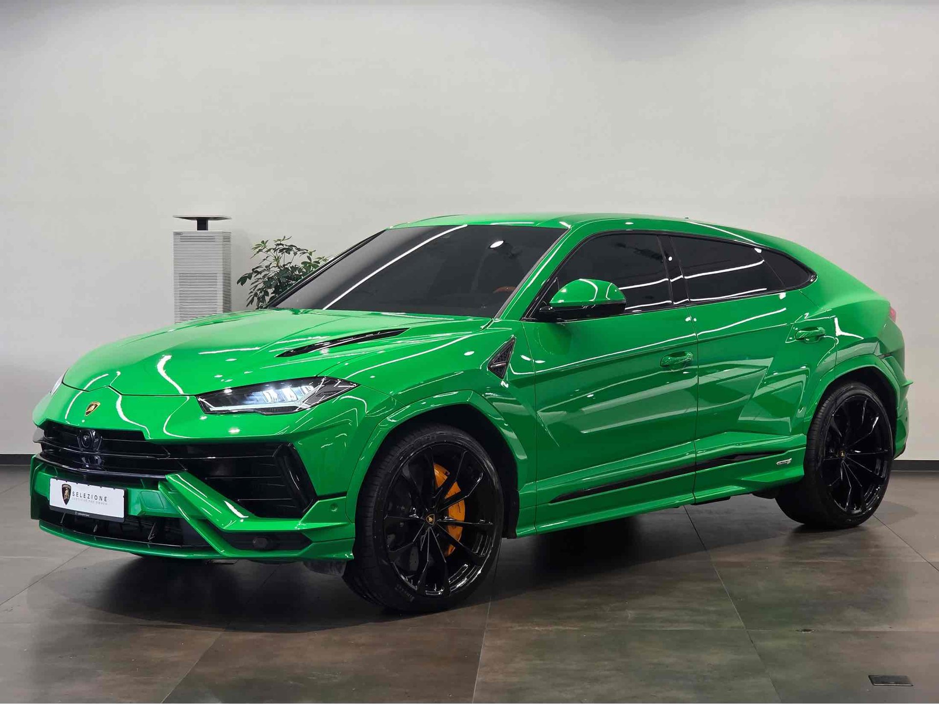 LAMBORGHINI URUS - View 1