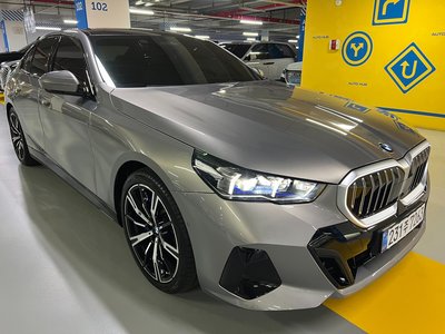 2026 BMW 5 SERIES photo 1