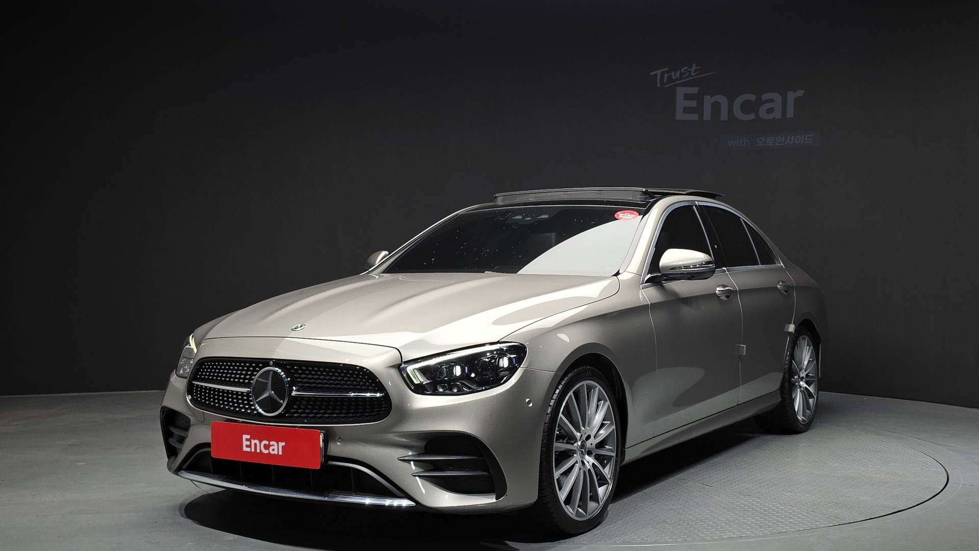MERCEDES-BENZ E-CLASS - View 1