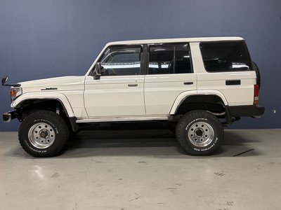 TOYOTA LAND CRUISER 70 - 6