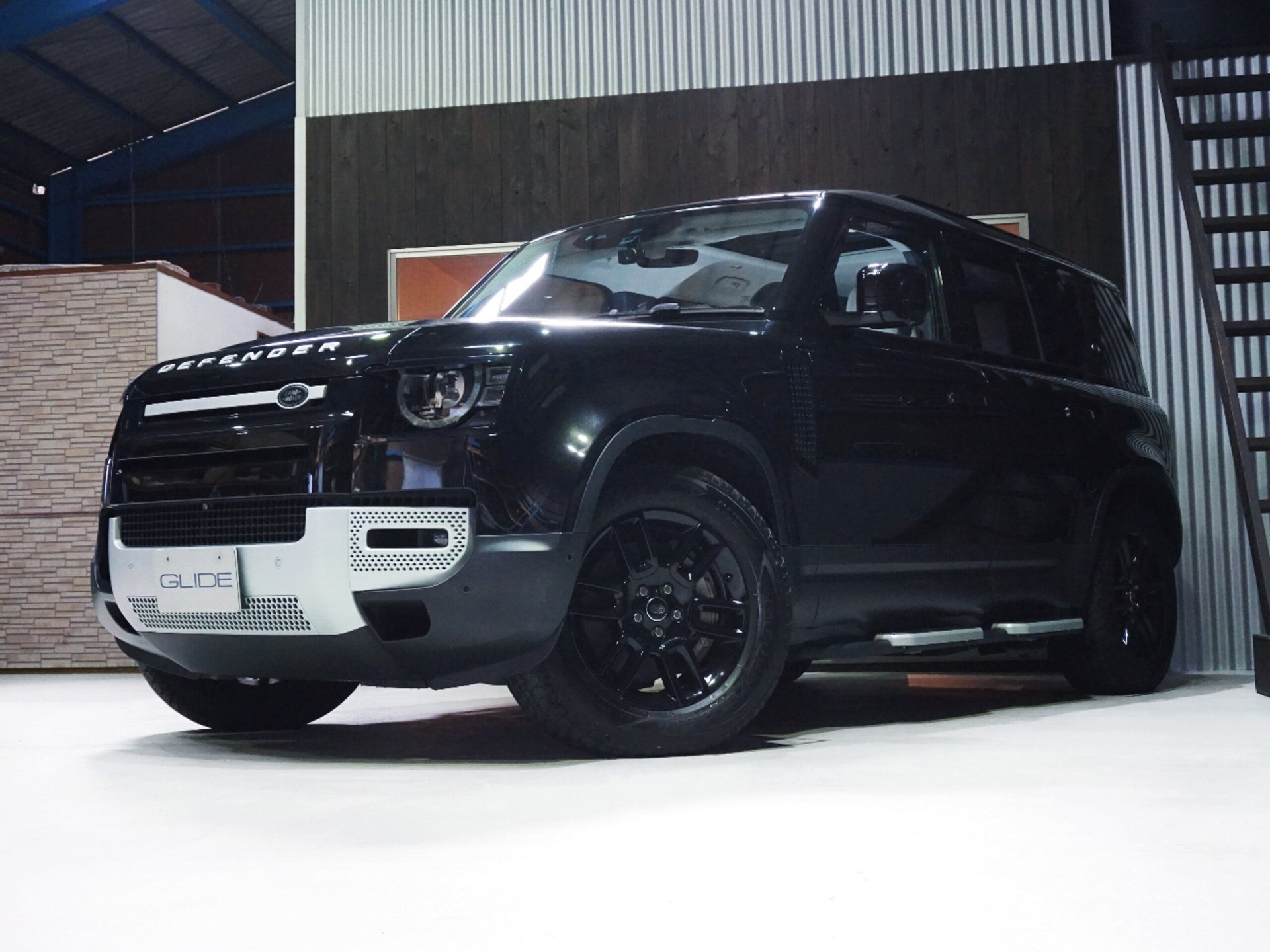 LAND ROVER DEFENDER - View 1