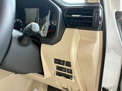 صورة مصغرة 30 لـ 2023 Toyota LAND CRUISER 300