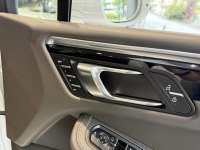 2021 Porsche MACAN thumbnail 17
