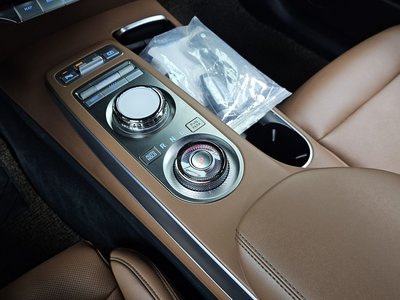 صورة 9 لـ 2023 Genesis GV70