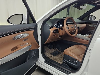صورة 10 لـ 2023 Genesis GV70