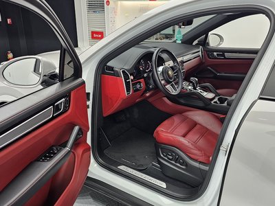 2023 Porsche CAYENNE photo 10