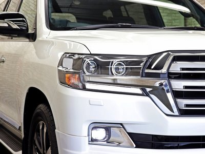 TOYOTA LAND CRUISER 200 - 9