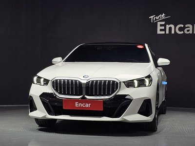 2025 BMW 5 SERIES — фото 2