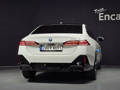 2025 BMW 5 SERIES — фото 3