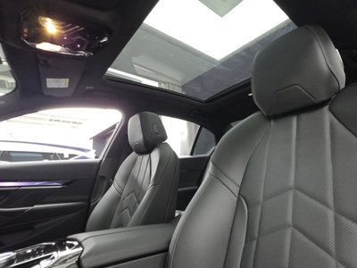 2025 BMW 5 SERIES 缩略图 24