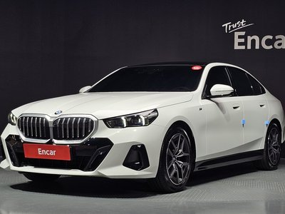 2025 BMW 5 SERIES — фото 1