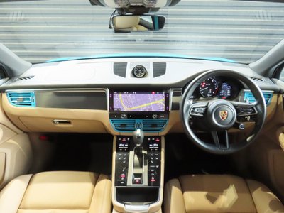 PORSCHE MACAN - 10