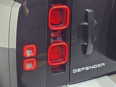 LAND ROVER DEFENDER - 10