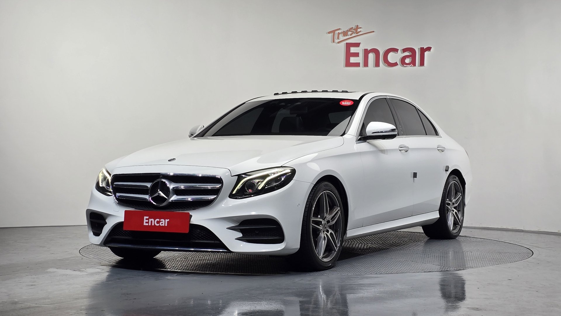 MERCEDES-BENZ E-CLASS - View 1