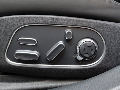 2023 Genesis G90 (RS4) thumbnail 32