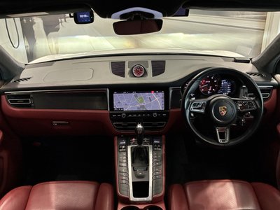 PORSCHE MACAN - 8