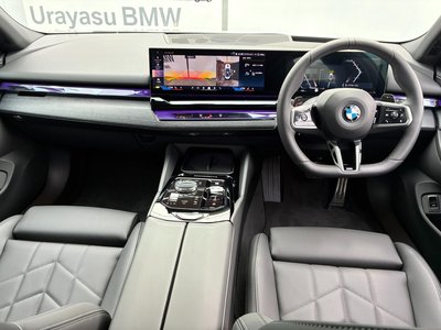 2025 BMW 5 SERIES — фото 4