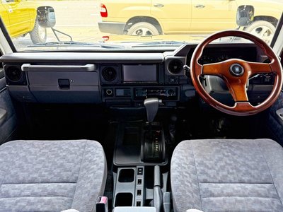 TOYOTA LAND CRUISER 70 - 3