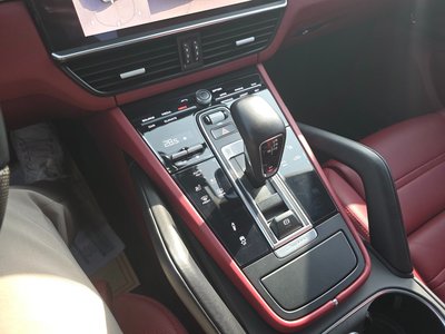 2022 Porsche CAYENNE thumbnail 16